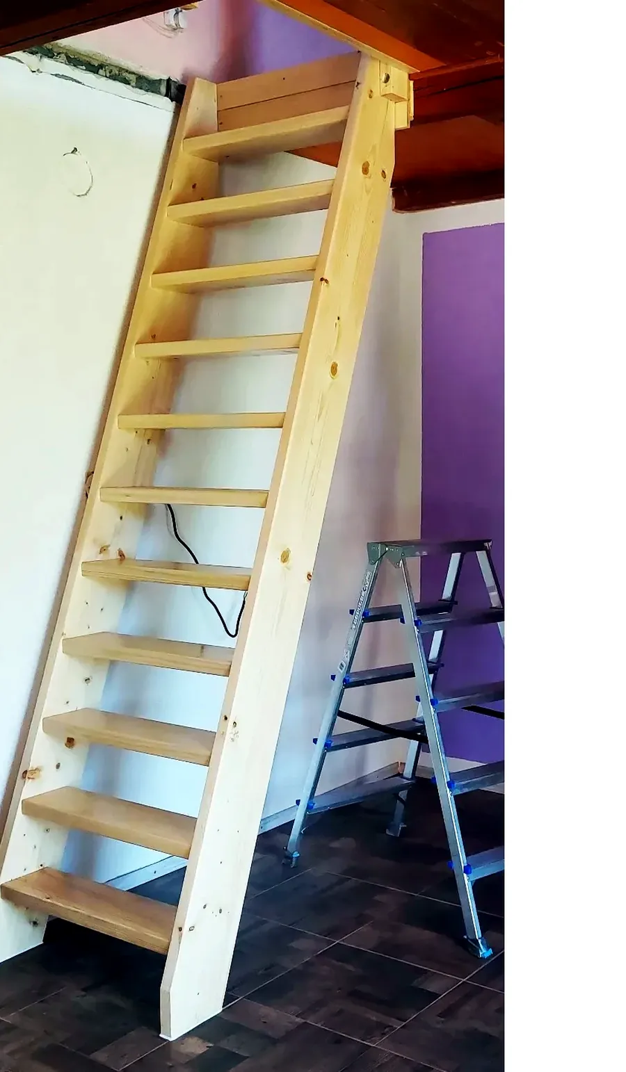 Žebříkové dřevěné schody do patra